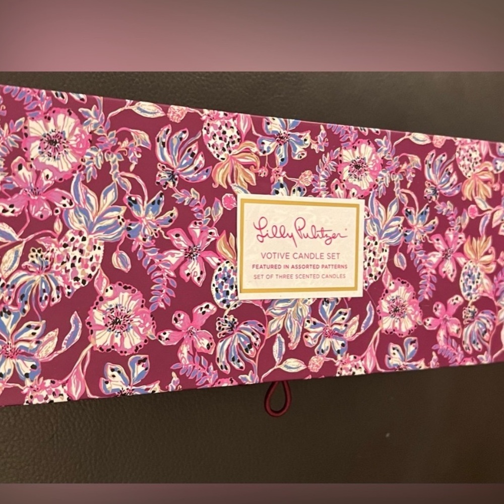 NEW ✨ Lilly Pulitzer Votive Candle Set of 3 in gorgeous magenta floral gift box - Picture 3 of 7